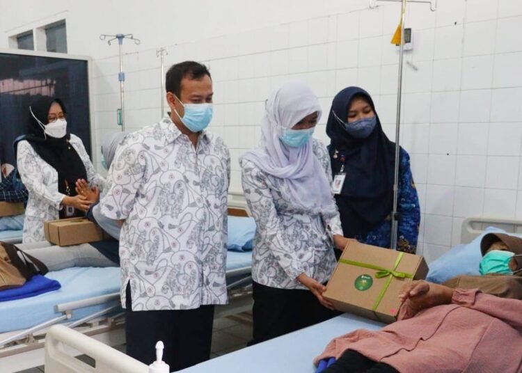 YKI Salurkan Seratus Hampers Ramadan untuk Penderita Kanker