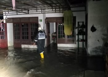 Banjir rumah warga akibat tanggul Kali Cibanten yang jebol