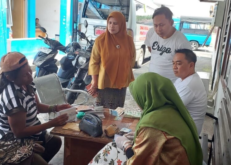Dinsos Kota Bogor mengevakuasi pengemis dengan cek 1 miliar di sakunya.