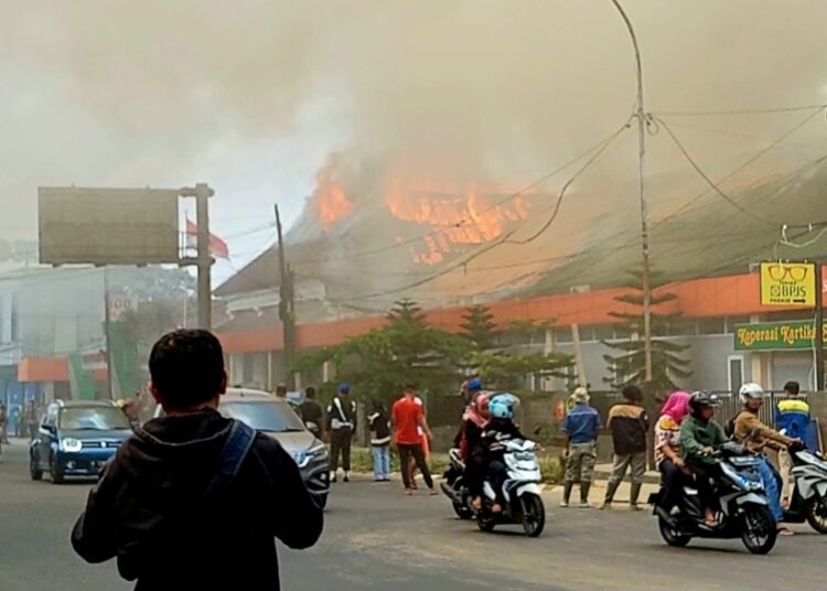 RS Salak Terbakar Hebat, Warga Sebut Damkar Lambat