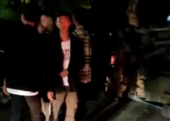 Tak Berhati Hati, Sebuah Angkot 08 Citeureup – Pasar Anyar Menghantam Minibus Hingga Terguling