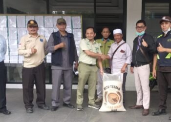 Jelang Lebaran, Taman Safari Bogor Bagikan Bantuan Beras ke Masjid-Masjid di Desa Cibeureum