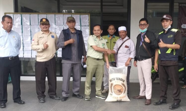 Jelang Lebaran, Taman Safari Bogor Bagikan Bantuan Beras ke Masjid-Masjid di Desa Cibeureum