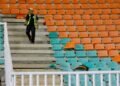Kondisi Kursi Penonton di Stadion Pakansari yang rusak, usai kericuhan supporter.