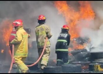 Petugas Damkar Kabupaten Bogor saat mencoba memadamkan api di lapak ban bekas di Klapanunggal.