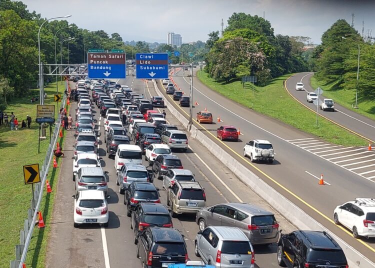Antrean kendaraan menuju Jalur Puncak Bogor, Senin 24 April 2023