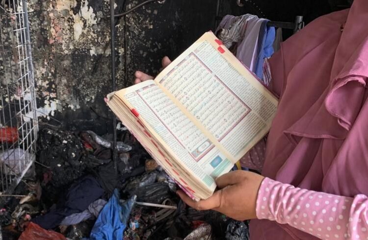Masya Allah, Al Quran Ditemukan Utuh Di Salah Satu Toko Yang Ludes Terbakar