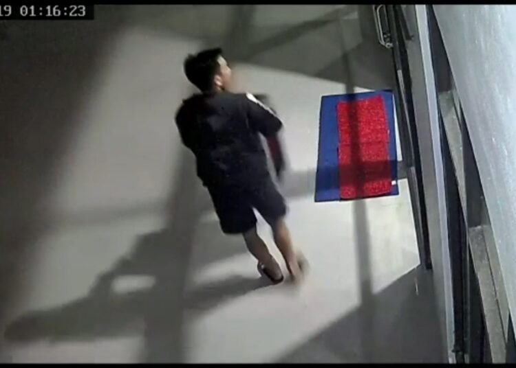 Terkam CCTV Curi Uang Kotak Amal Musola, Polisi Buru Pelaku