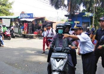 Hari Pertama Penutupan Jalan Otista, Sejumlah Pengendara Motor Masih Kebingungan