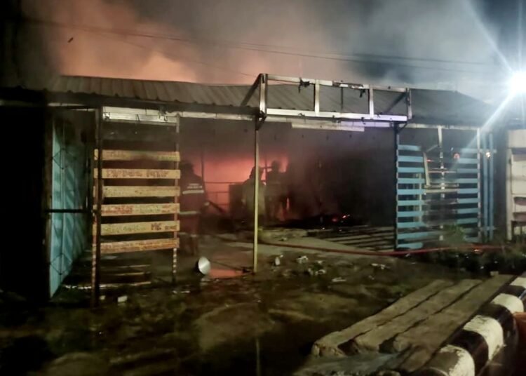 Korsleting Listrik, Sebuah Cafe di Cibinong Ludes Dilalap Api