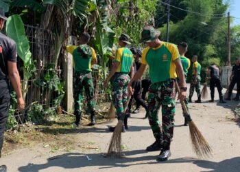 Sinergitas TNI – Polri, Yonkes 1 Kostrad Menggelar Karya Bakti Pembersihan Lingkungan