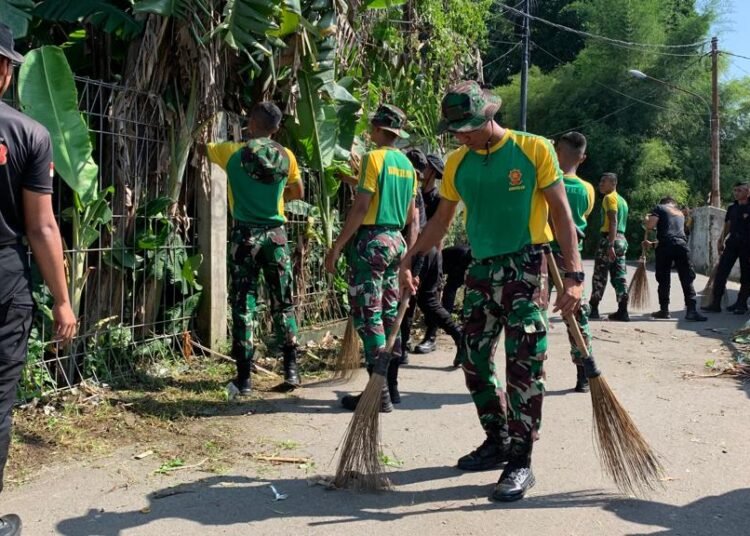 Sinergitas TNI – Polri, Yonkes 1 Kostrad Menggelar Karya Bakti Pembersihan Lingkungan