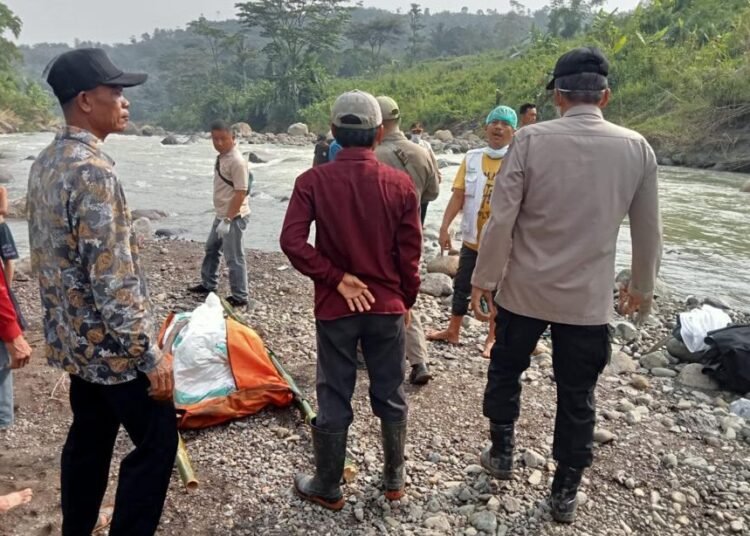 Warga Dihebohkan Dengan Penemuan Mayat Laki Laki Tanpa Busana Di Sungai Cipamingkis