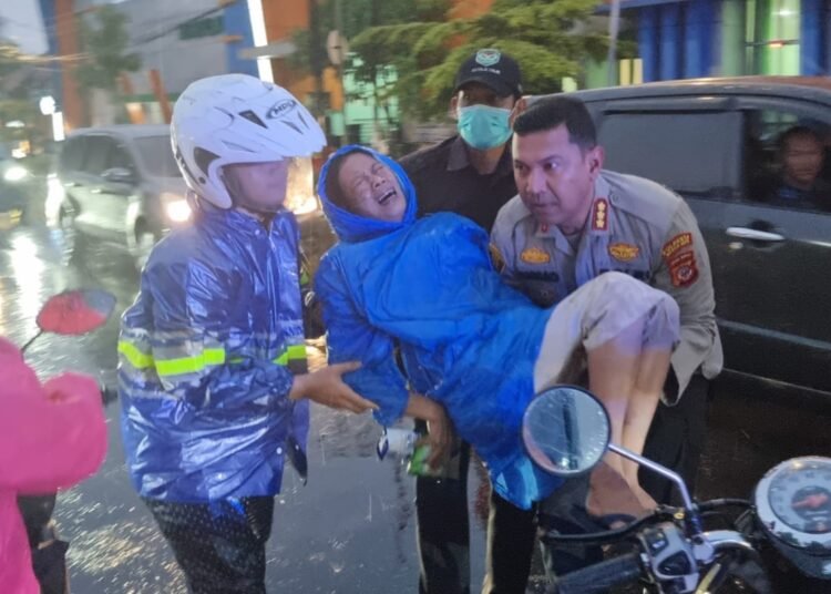 Kejadian Didepan Mata, Kapolresta Bogor Kota Tolong Wanita Tertabrak Motor