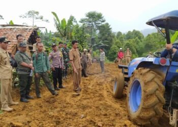 Pemcam Sukamakmur dan Warga Bangun Kelas Jauh SDN Sukamulya 02