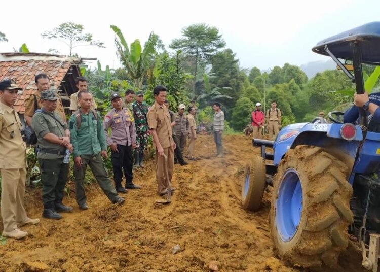 Pemcam Sukamakmur dan Warga Bangun Kelas Jauh SDN Sukamulya 02
