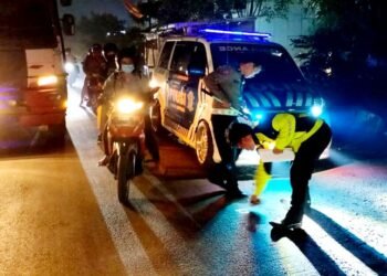 Gagal Nyalip Seorang Pemotor Tewas Terlindas Truk