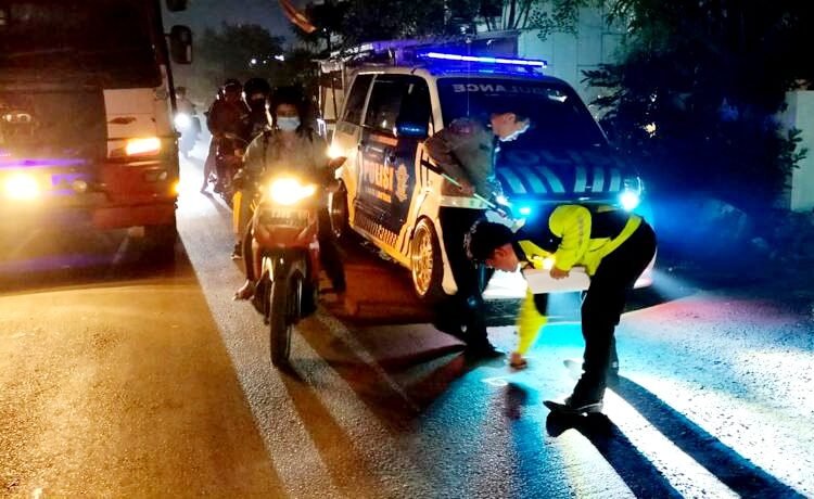 Gagal Nyalip Seorang Pemotor Tewas Terlindas Truk