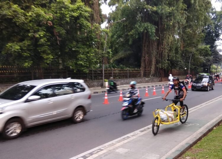 Antar Paket dengan Sepeda, Kurir di Kota Bogor Ajak Go Green