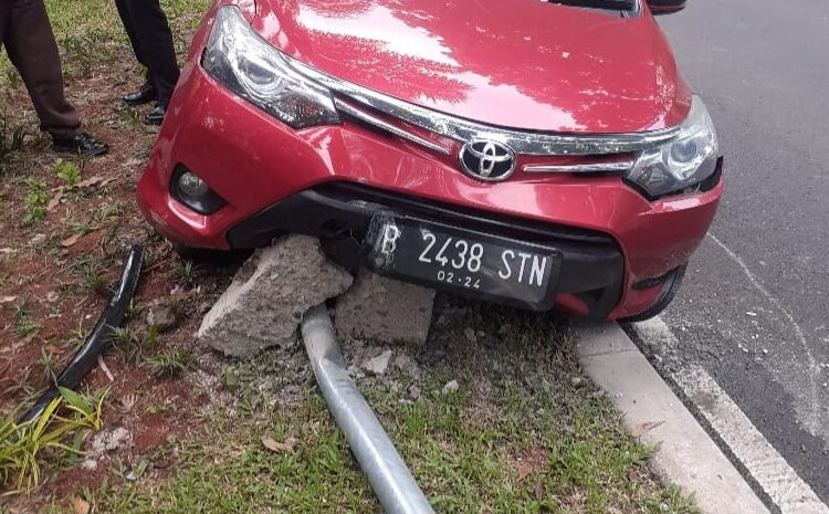 Serangan Jantung, Seorang Pengemudi Meninggal dan Mobil Tabrak Trotoar