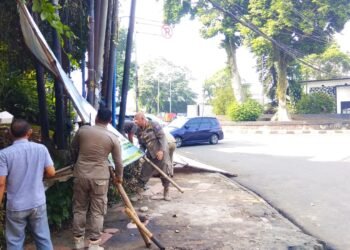 Tim Tangkas Tertibkan Spanduk Tak Berizin di Jalan Protokol