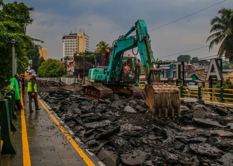 Progres Revitalisasi Jembatan Otista, Aspal Jalan Mulai Dibongkar