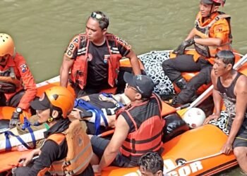 Tim Gabungan Evakuasi Perempuan Tercebur ke Sungai Ciliwung Setinggi 10 Meter