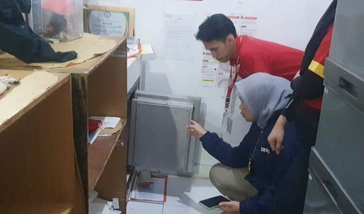Satroni Minimarket di Cibinong, Perampok Bersajam Gasak Uang Belasan Juta