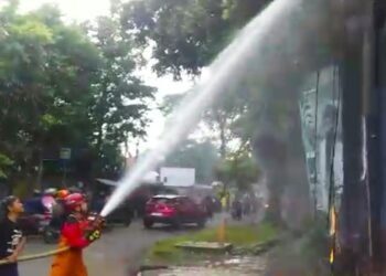 Kobaran Api Lahap Tiang hingga Tanaman Rambat di Jalan Pemuda