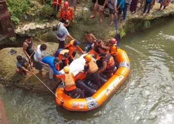Berniat Jemur Kain Lap, Seorang Ibu Terjatuh Ke Kali Ciliwung Setinggi 10 Meter