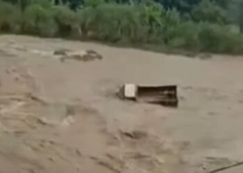 Bermaksud Ngangkut Pasir, Satu Unit Truk Terseret Banjir Bandang di Tanjungsari