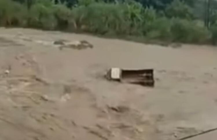 Bermaksud Ngangkut Pasir, Satu Unit Truk Terseret Banjir Bandang di Tanjungsari