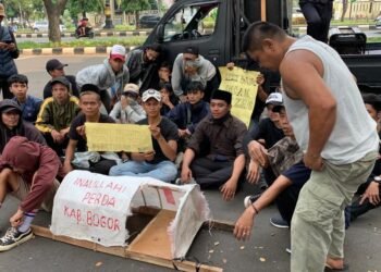 Menyoal Pencemaran Lingkuangan, Warga Cimayang 1 Demo Di Kantor Bupati