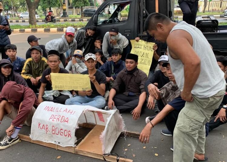 Menyoal Pencemaran Lingkuangan, Warga Cimayang 1 Demo Di Kantor Bupati