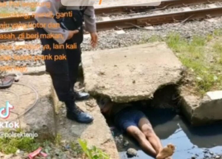 Dikira Mayat, ODGJ di Tenjo Tidur di Gorong Gorong, Polisi Kena Prank