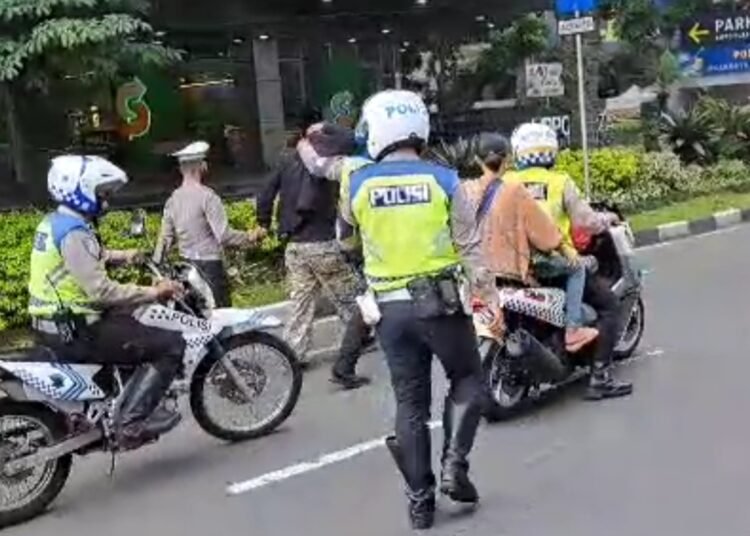 Maling Handphone di Angkutan Kota, Pria Bertubuh Tegap Ini Bertekuk Saat Dibekuk Polisi