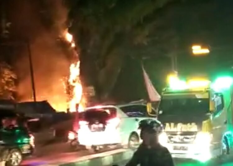Pohon “Ikon” Parung Berusia Ratusan Tahun Terbakar