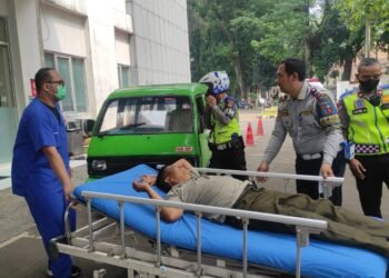 Mendadak Pingsan Saat Mengemudi Sopir Angkot Dilarikan ke Rumah Sakit