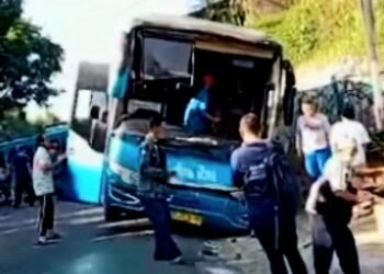 Rem Blong, Bus Geruduk Angkot di Jalur Puncak