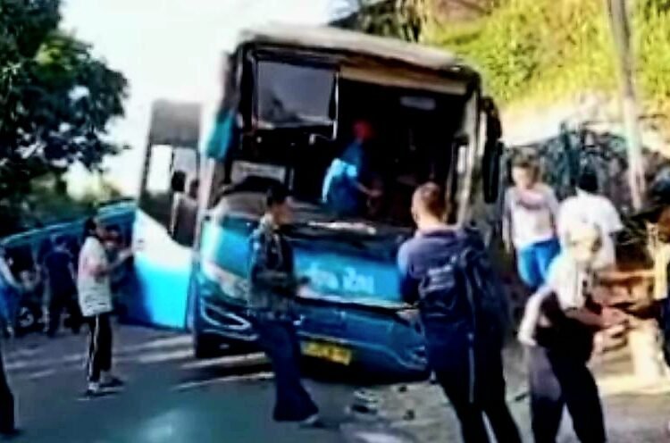 Rem Blong, Bus Geruduk Angkot di Jalur Puncak