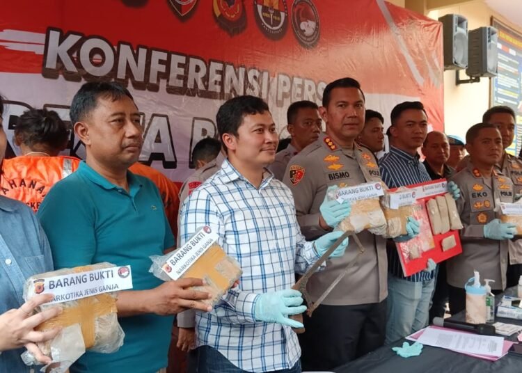 Bekuk Kurir dan Bandar, Satnarkoba Polresta Bogor Kota Amankan 5 Kg Ganja