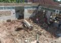 Akibat Lapuk Atap Sebuah Masjid di Pamijahan Ambruk