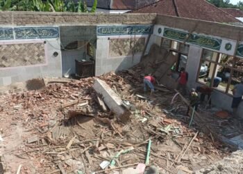 Akibat Lapuk Atap Sebuah Masjid di Pamijahan Ambruk