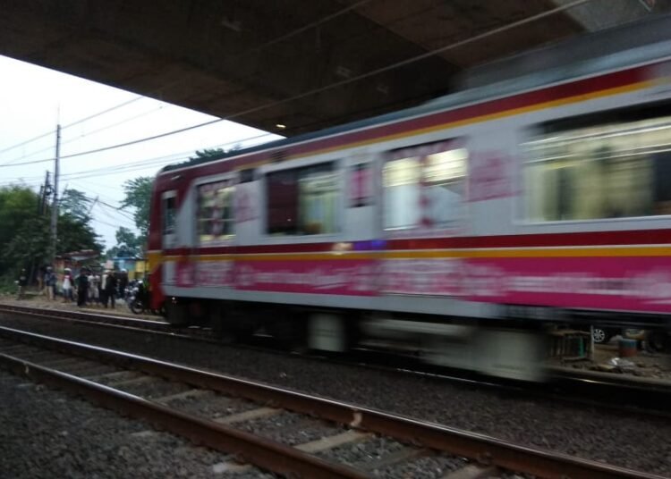 Pria Tanpa Identitas Tewas Tertabrak Kereta di Tanah Sareal