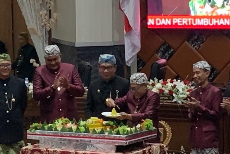 HJB 541, 2 Pencipta Lagu Mars Tegar Beriman Terima Penghargaan