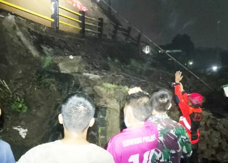 Longsor di Gunung Batu, 8 Kepala Keluarga Terpaksa Mengungsi