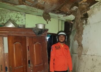 Diduga Lapuk dan Rapuh, Dinding dan Atap Rumah Warga di Cibadak Ambruk