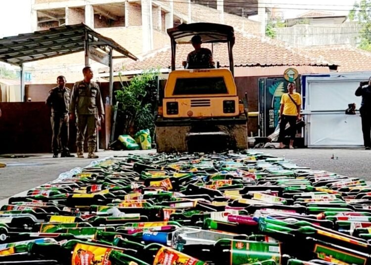 Satpol PP dan Satnarkoba Kota Bogor Musnahkan Ribuan Botol Miras