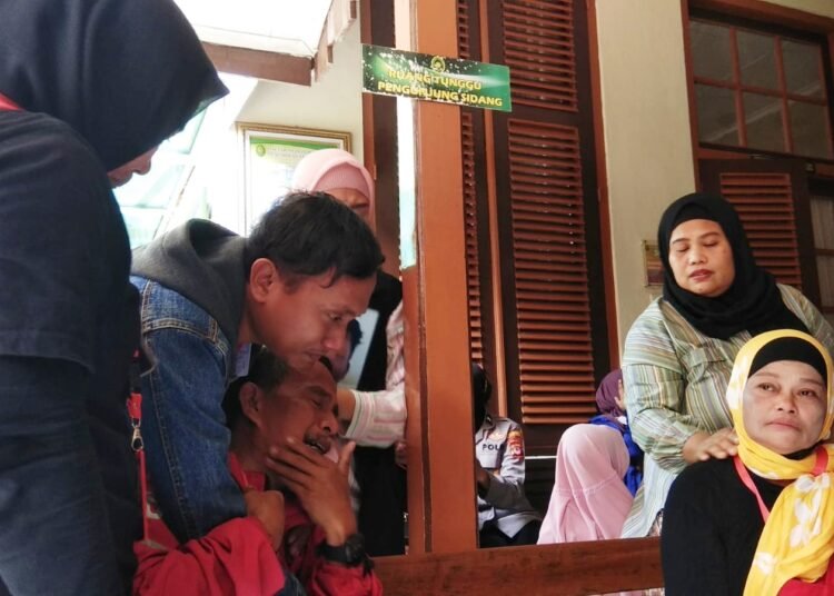 Isak Tangis Keluarga Korban Pecah Usai Dengar Putusan Vonis Tukul 9 tahun Penjara