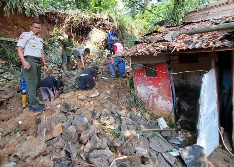 Diguyur Hujan Deras, TPT di Tegallega Ambrol Timpa Rumah Warga